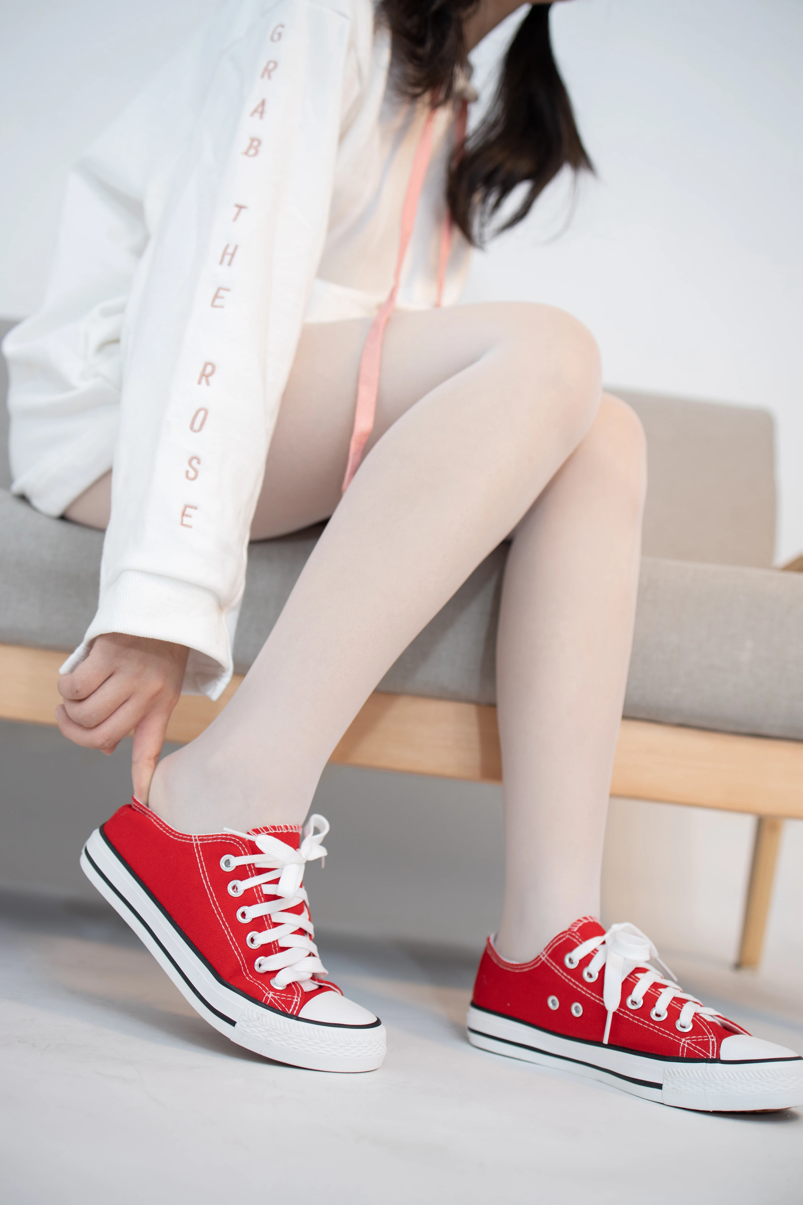 森萝财团 JKFUN-040《红色帆布鞋定制》13D白丝 小夜 [50P 1V]插图7